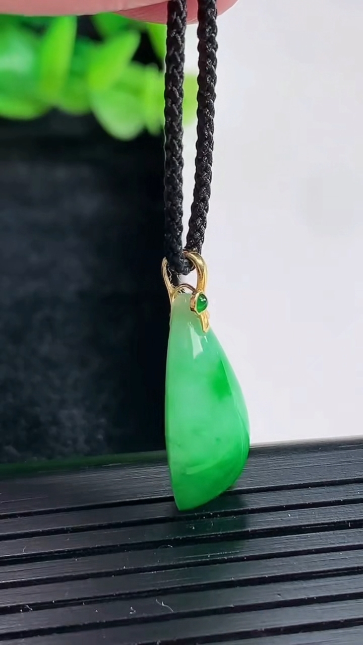 天然A货翡翠水滴吊坠尺寸16.5-11.6-7重量:2.67g
4月17日