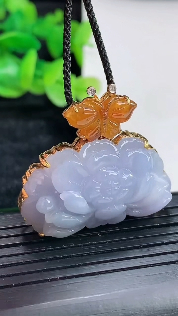 天然A货翡翠18k金紫罗兰和和美美 荷花吊坠尺寸31-33.5-10.8，裸石19-33重量:12.96g
4月17日