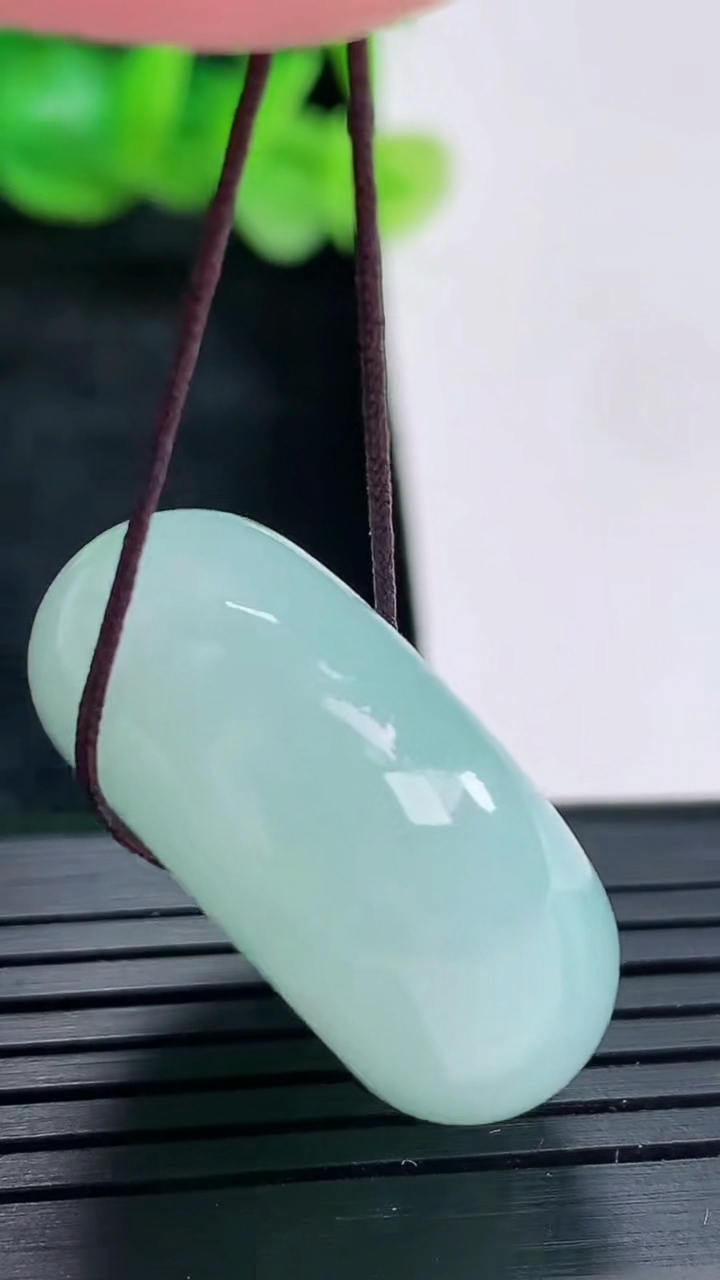 天然A货翡翠平安扣吊坠尺寸28-12重量:20.18g
4月17日