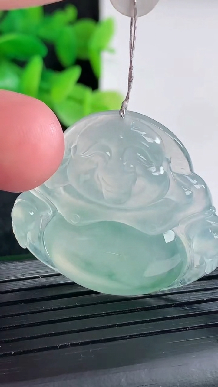 天然A货翡翠种飘花佛公吊坠尺寸32.5-35-5.8重量:10.52g
4月17日