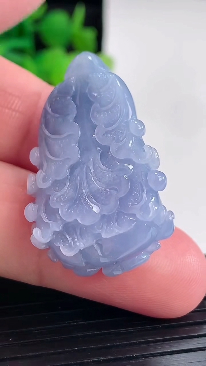 天然A货翡翠紫罗兰白菜吊坠尺寸35.5-22.5-13重量:14.09g
4月17日