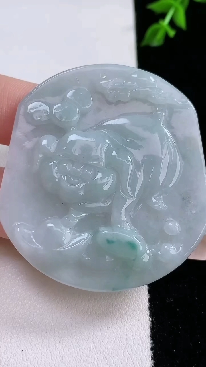 天然A货翡翠飘花生肖猪吊坠，尺寸51.8-48.2-6，重:24.35g
4月17日