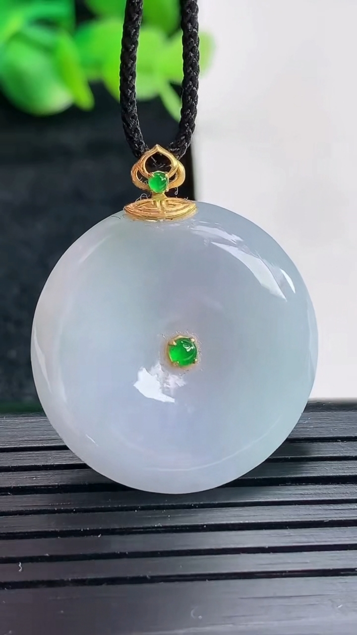 天然A货翡翠18k金紫罗兰平安扣吊坠尺寸27.5-5.2重量:9.26g
4月17日