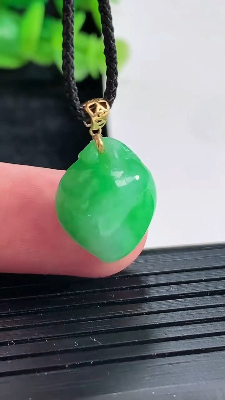天然A货翡翠福瓜吊坠尺寸17.5-14-9重量:3.32g
4月17日