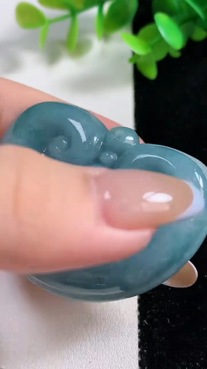 天然A货翡翠紫罗兰如意头吊坠，尺寸39-52-8，重:36.01g
4月17日