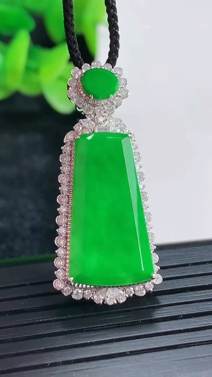 天然A货翡翠无事牌吊坠尺寸37-15.6-9，裸石23-12重量:4.64g
4月17日