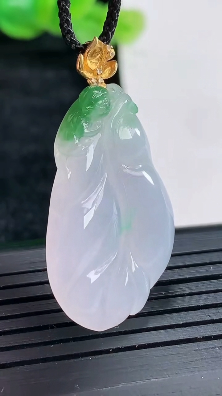 天然A货翡翠金枝玉叶 叶子吊坠尺寸31-20.5-5重量:5.68g
4月17日