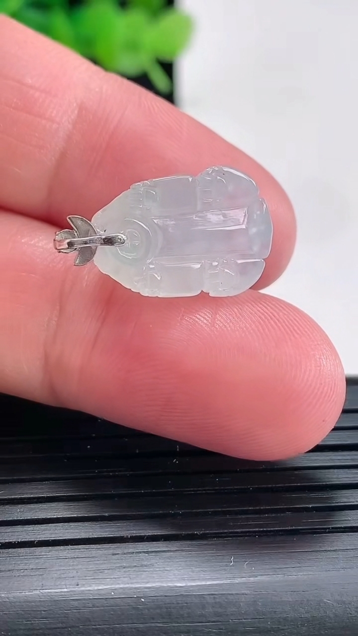 天然A货翡翠种白冰貔貅吊坠尺寸17-11.5-7.5重量:2.59g
4月17日