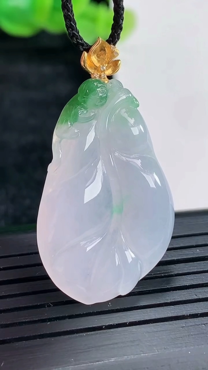 天然A货翡翠金枝玉叶 叶子吊坠尺寸31-20.5-5重量:5.68g
4月17日