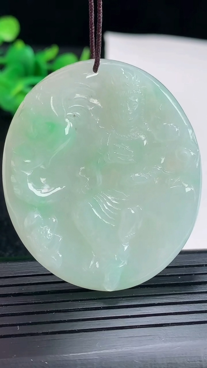 天然A货翡翠普贤菩萨吊坠尺寸48-41.5-5.8重量:22.80g
4月17日