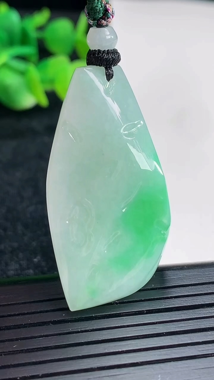 天然A货翡翠原石吊坠尺寸39-22-12重量:18.34g
4月17日