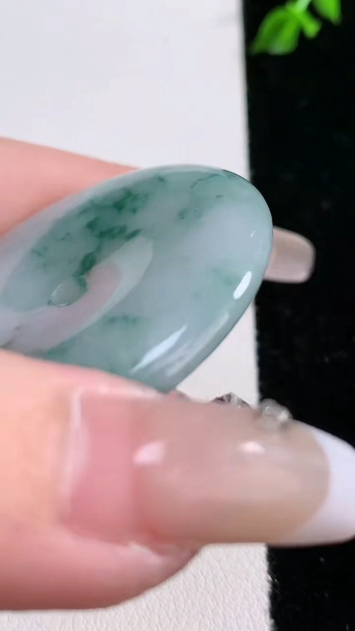 天然A货翡翠飘花平安扣吊坠，尺寸44.2-6，重:25.82g
4月17日