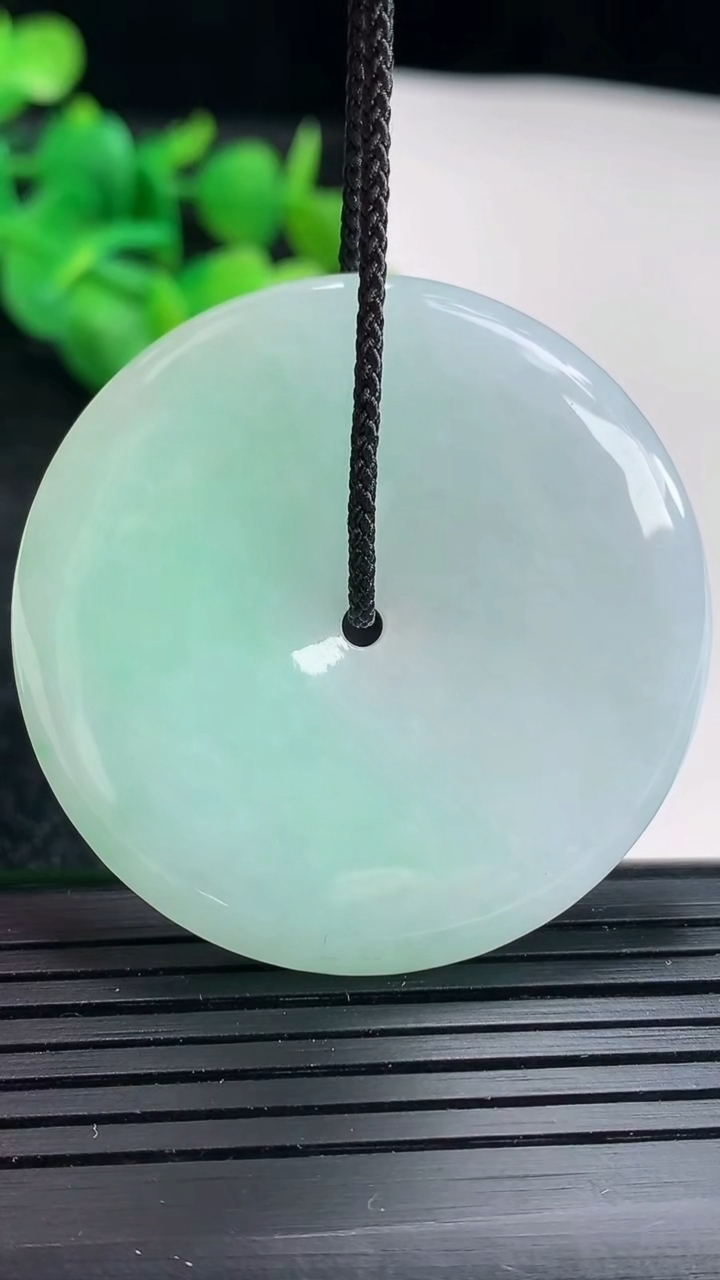 天然A货翡翠平安扣吊坠尺寸42-5.8重量:22.59g
4月17日