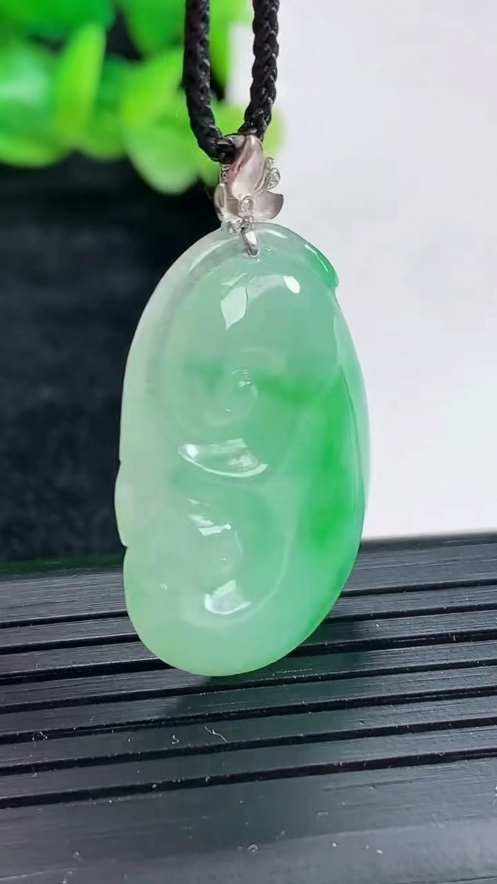 天然A货翡翠如意吊坠尺寸28.5-20-6重量:7.32g
4月17日