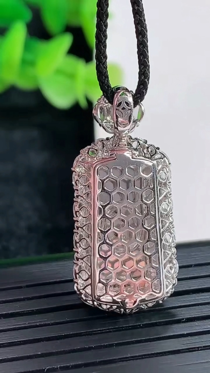 天然A货翡翠18k金紫罗兰无事牌吊坠尺寸31.5-14.5-11，裸石19-10.6重量:5.41g
4月17日