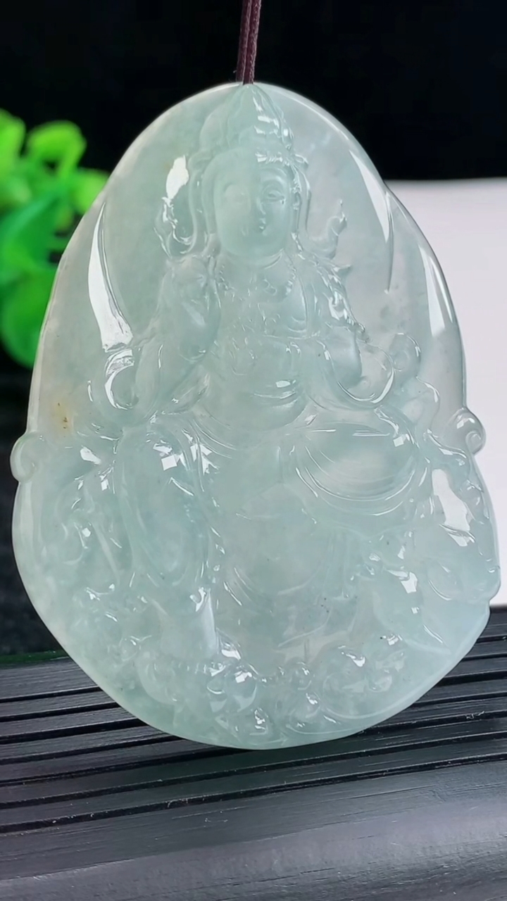 天然A货翡翠观音菩萨吊坠尺寸62-45.6-6.2重量:37.79g
4月17日