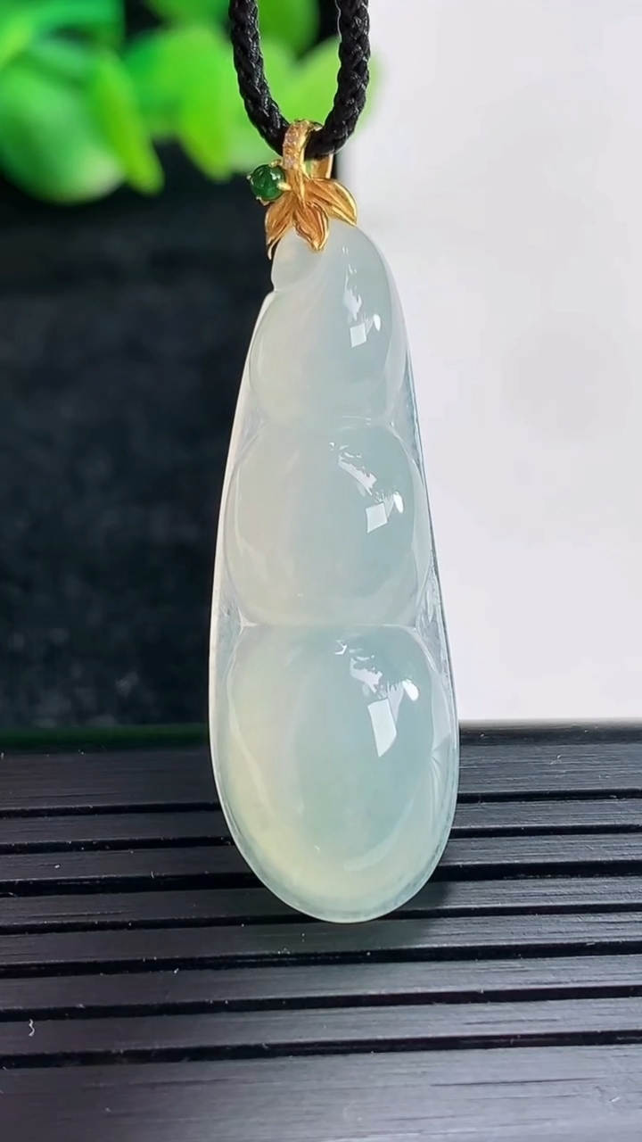 天然A货翡翠福豆吊坠尺寸36-13-5.8重量:4.76g
4月17日