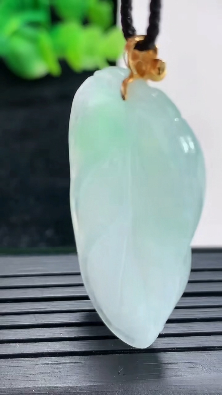 天然A货翡翠金枝玉叶 叶子吊坠尺寸40-25-5.5重量:11.25g
4月17日