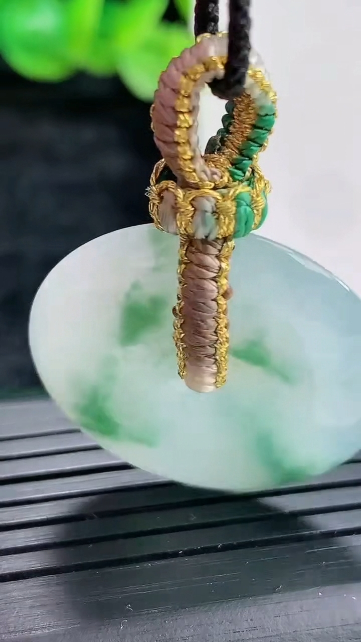 天然A货翡翠飘花平安扣吊坠尺寸29-5重量:9.81g
4月17日