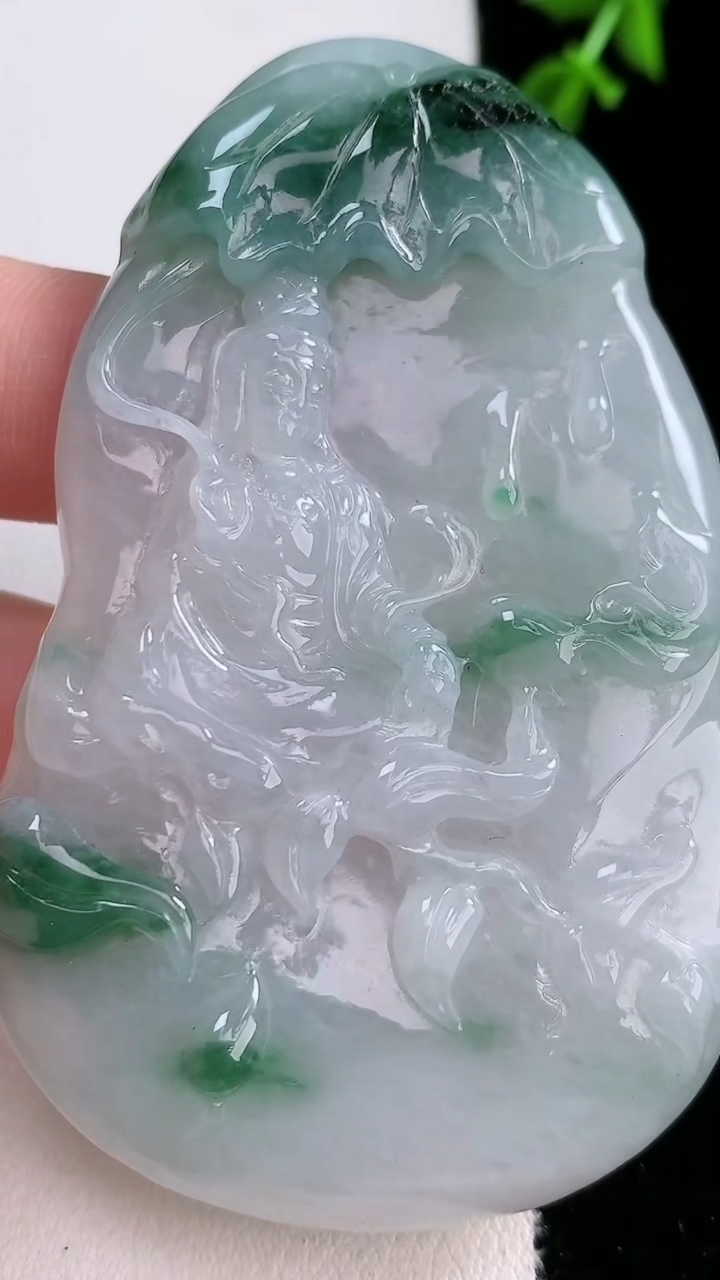 天然A货翡翠飘花观音菩萨吊坠，尺寸70-45-8，重:51.02g
4月17日