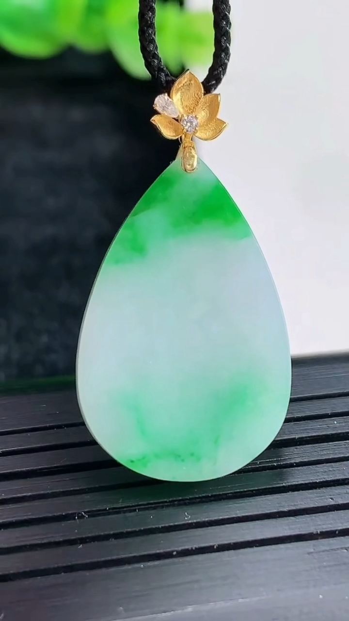 天然A货翡翠水滴吊坠尺寸28-18-3.8重量:4.63g
4月17日