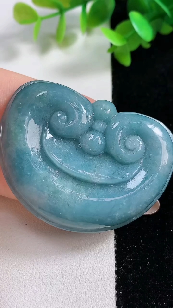 天然A货翡翠紫罗兰如意头吊坠，尺寸39-52-8，重:36.01g
4月17日