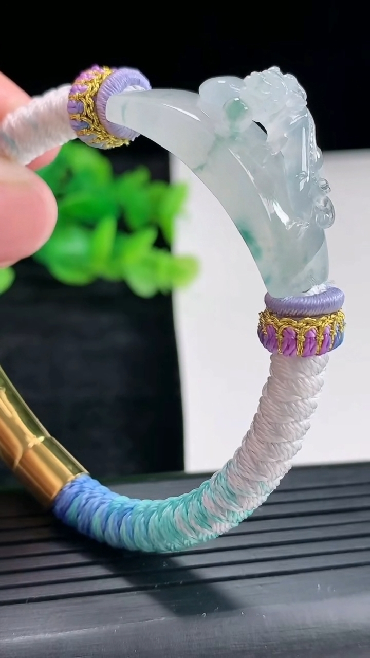 天然A货翡翠飘花貔貅手牌吊坠尺寸32.5-11-14.6重量:18.52g
4月17日