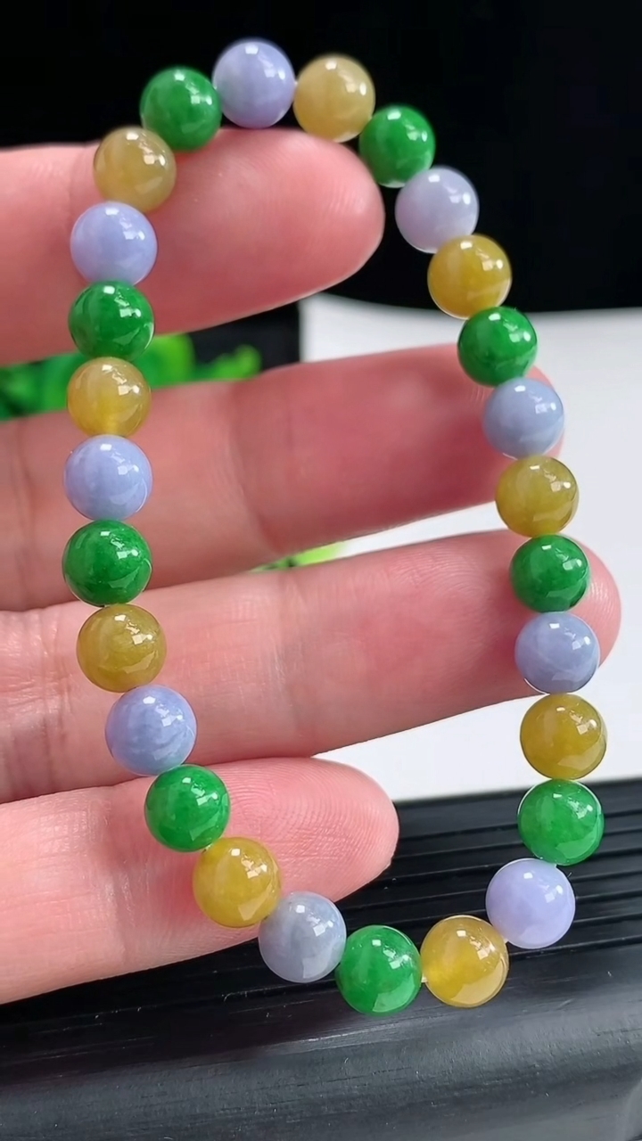 天然A货翡翠三彩圆珠手串尺寸6.6-26颗重量:13.58g4月17日
工厂直销收藏佳品,种好水足，色泽均匀，有种有色，上手高大气！