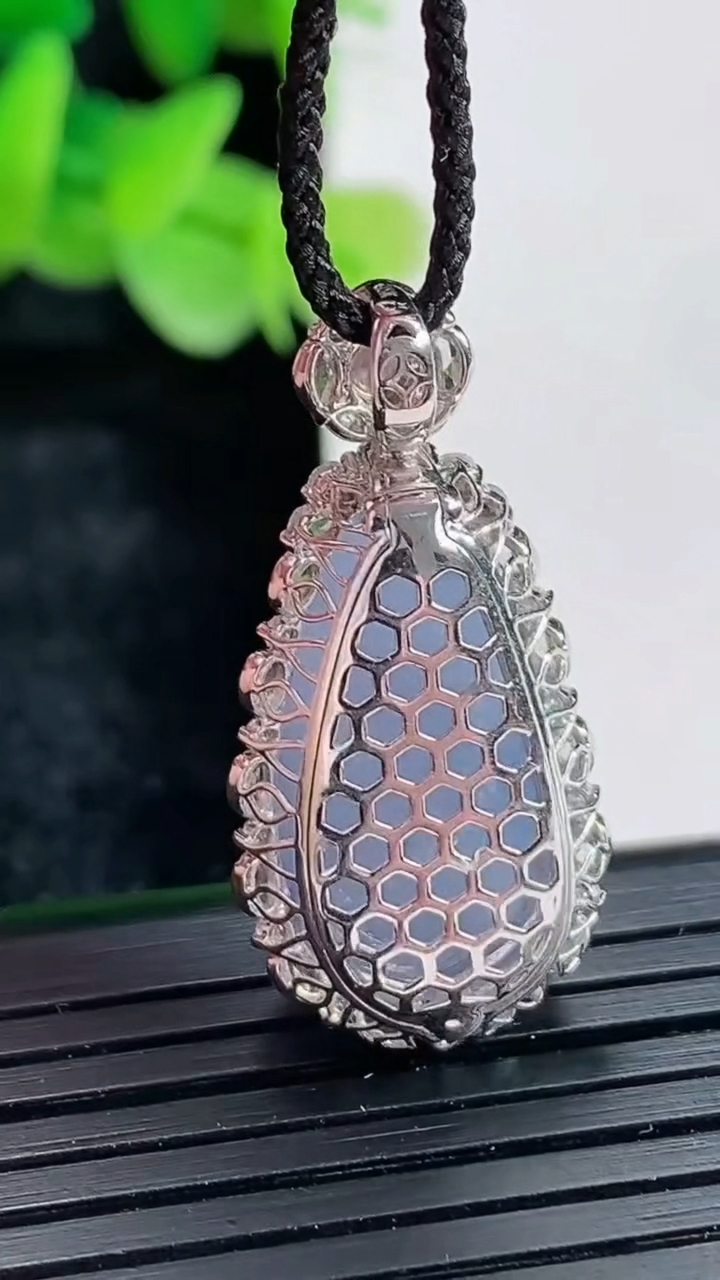 天然A货翡翠种紫罗兰福豆吊坠尺寸30-14-11，裸石19-11重量:4.57g
4月17日