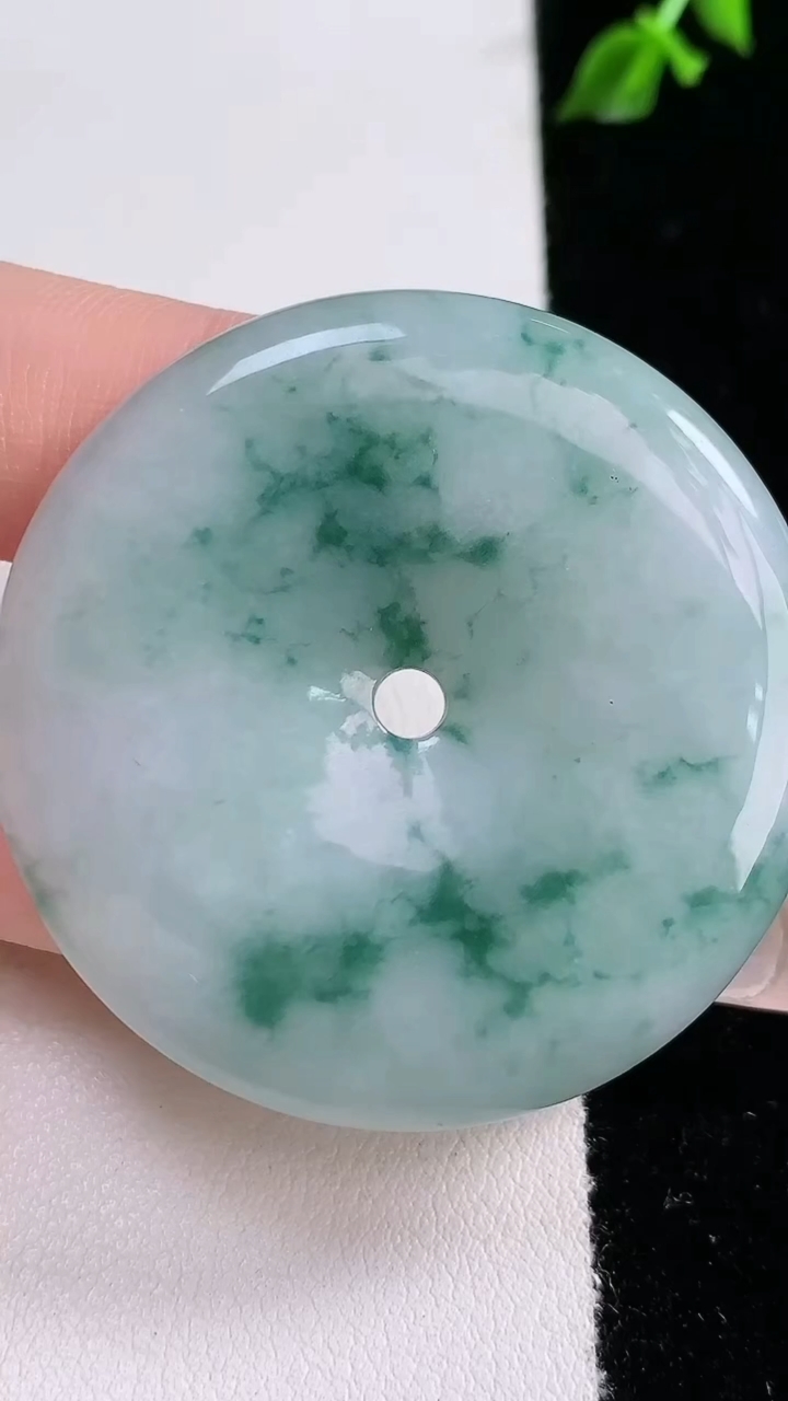 天然A货翡翠飘花平安扣吊坠，尺寸44.2-6，重:25.82g
4月17日