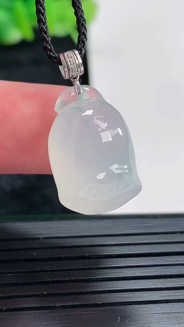 天然A货翡翠18k金飘花莲蓬吊坠尺寸20-13-10重量:4.65g
4月17日