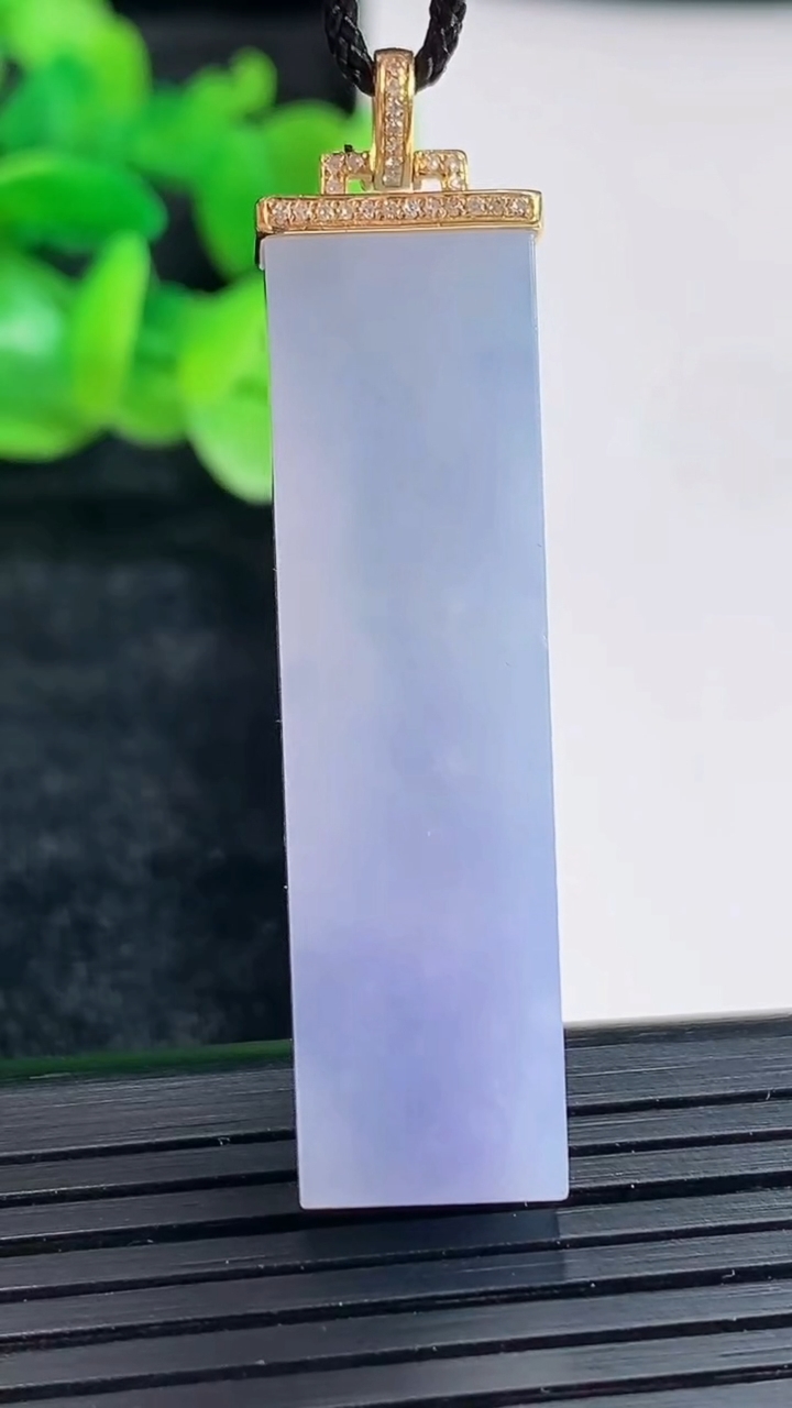 天然A货翡翠18k金紫罗兰无事牌吊坠尺寸42-11-6重量:11.08g
4月17日