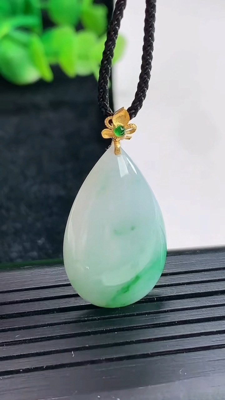 天然A货翡翠水滴吊坠尺寸25.5-16.5-6.2重量:4.96g
4月17日
