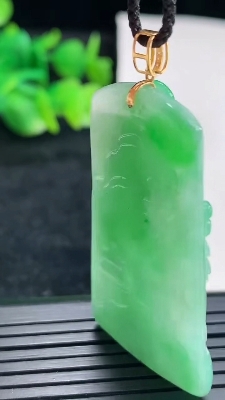 天然A货翡翠山水牌吊坠尺寸46-25.5-8重量:20.16g
4月17日