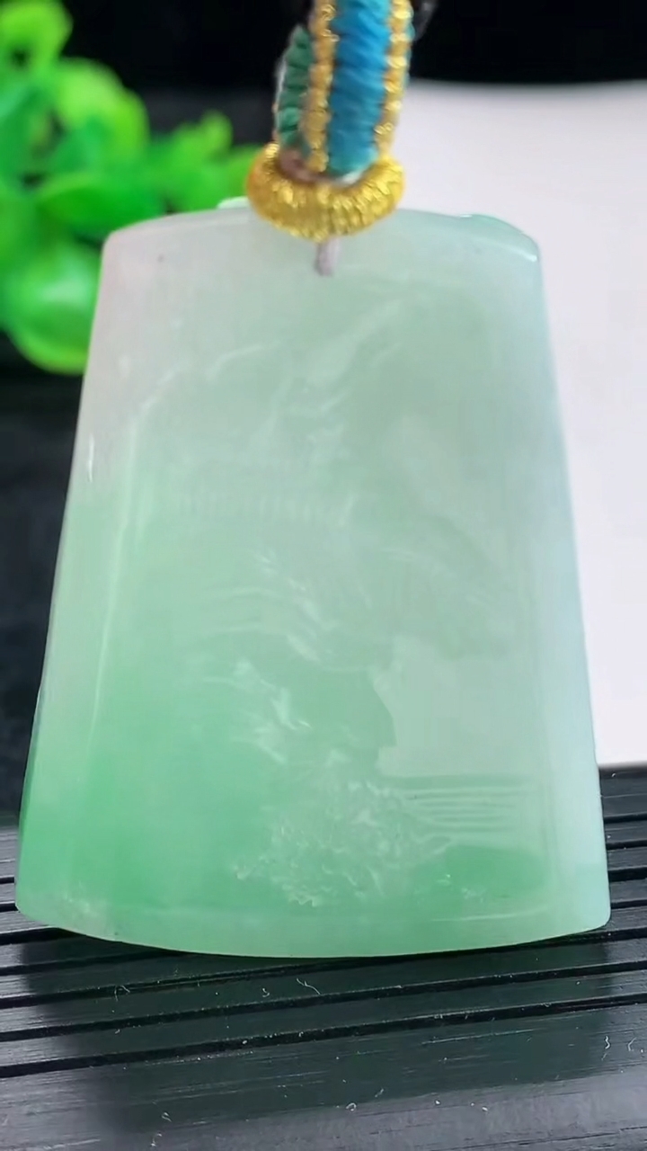 天然A货翡翠山水牌吊坠尺寸48-36.6-7.5重量:26.04g
4月17日
