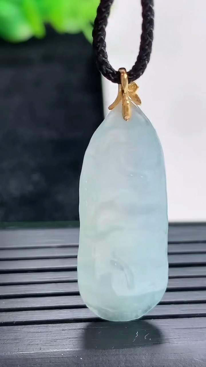 天然A货翡翠18k金飘花原石吊坠尺寸33-13-6重量:4.69g
4月17日