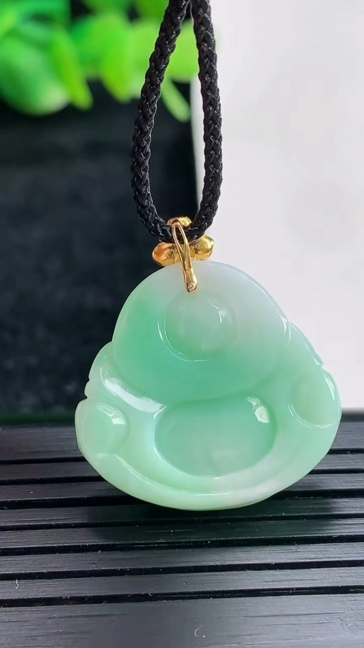 天然A货翡翠佛公吊坠尺寸21-24-6.6重量:5.89g
4月17日