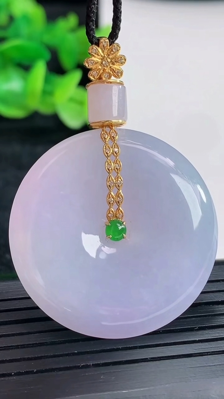 天然A货翡翠种紫罗兰平安扣吊坠尺寸34.5-6重量:16.62g
4月17日