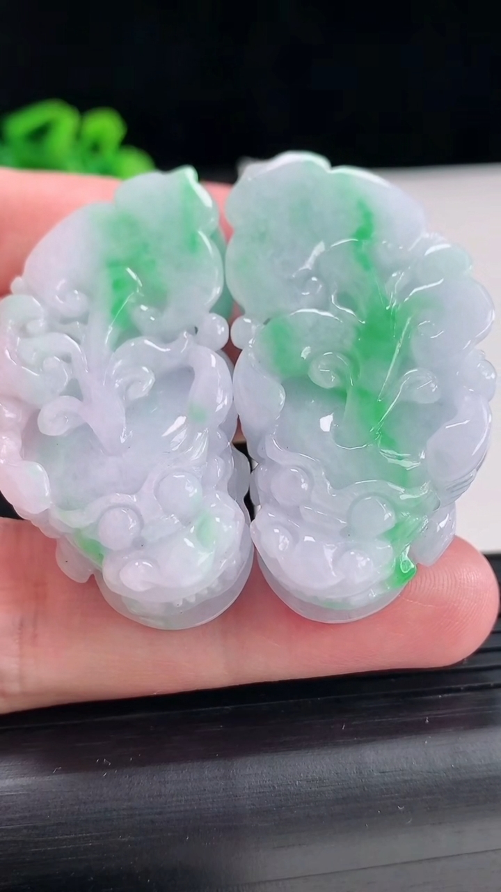 天然A货翡翠貔貅吊坠一对尺寸50-26-13重量:65.95g
4月17日