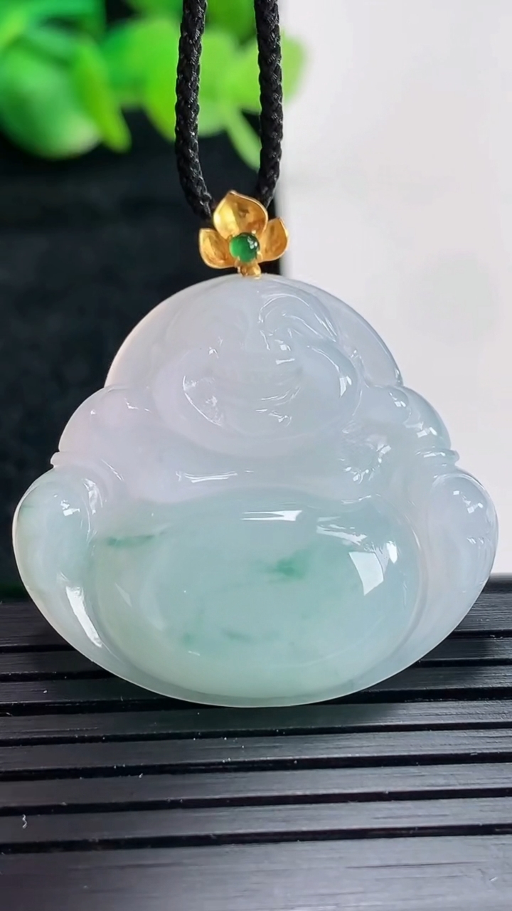 天然A货翡翠18k金飘花佛公吊坠尺寸28.5-31.5-5.5重量:8.23g
4月17日