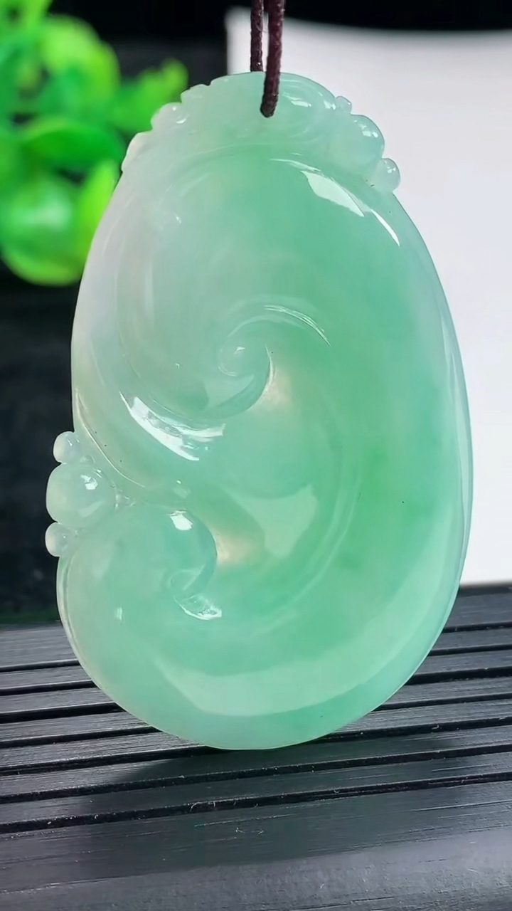 天然A货翡翠如意吊坠尺寸50-31-4.2重量:12.08g
4月17日