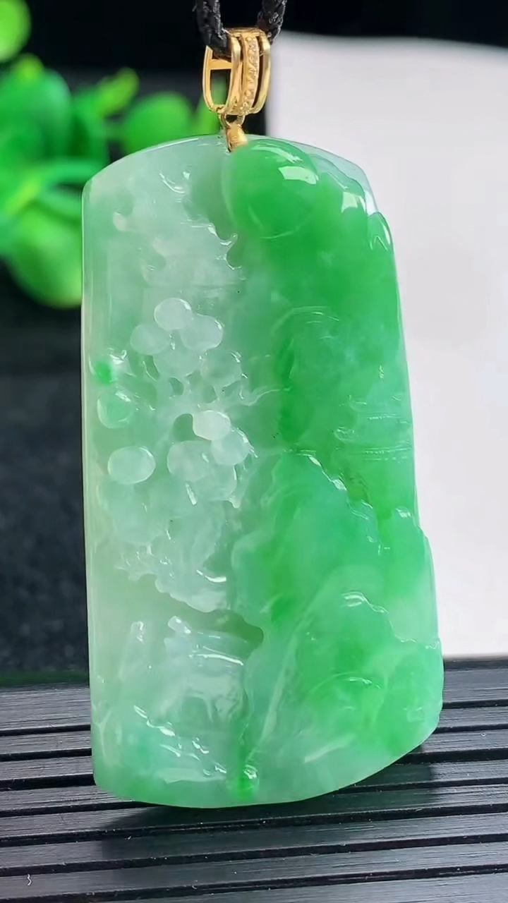 天然A货翡翠山水牌吊坠尺寸46-25.5-8重量:20.16g
4月17日
