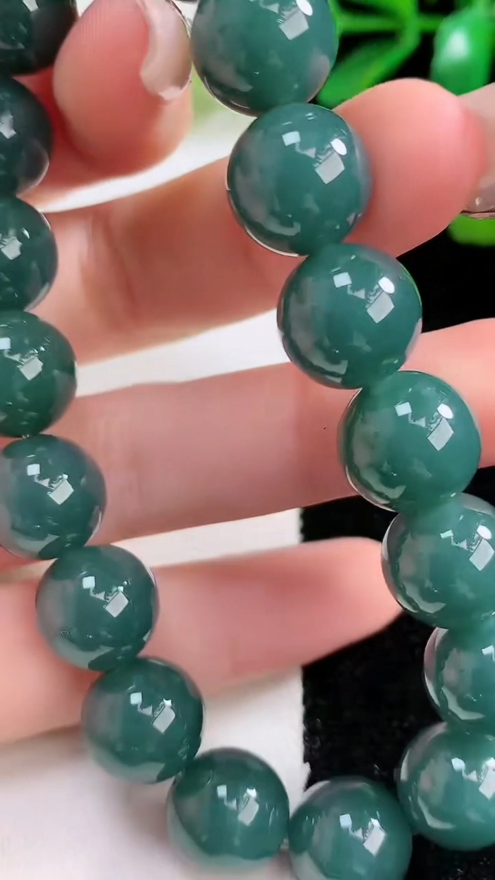 天然A货翡翠圆珠手串，尺寸11.8-18颗，重:50.08g4月17日
工厂直销收藏佳品,种好水足，色泽均匀，有种有色，上手高大气！
