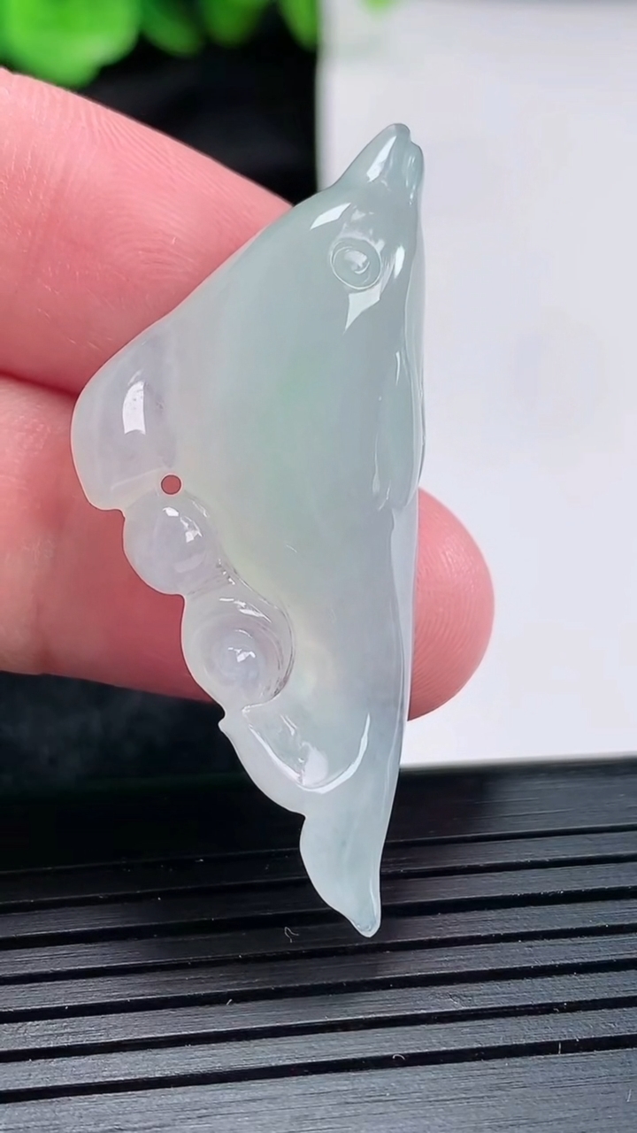 天然A货翡翠年年有余吊坠尺寸46.5-21-8.5重量:9.10g
4月17日