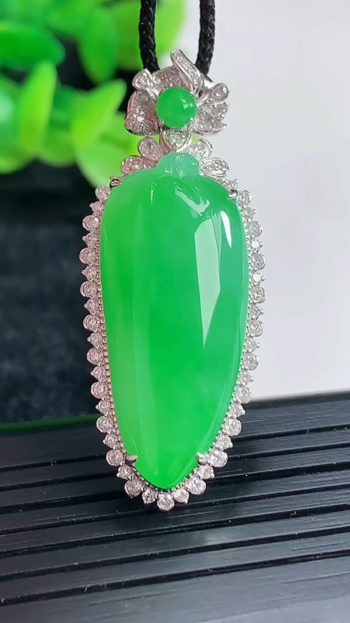 天然A货翡翠福瓜吊坠尺寸43-17-11.，裸石30-13.5重量:9.65g
4月17日