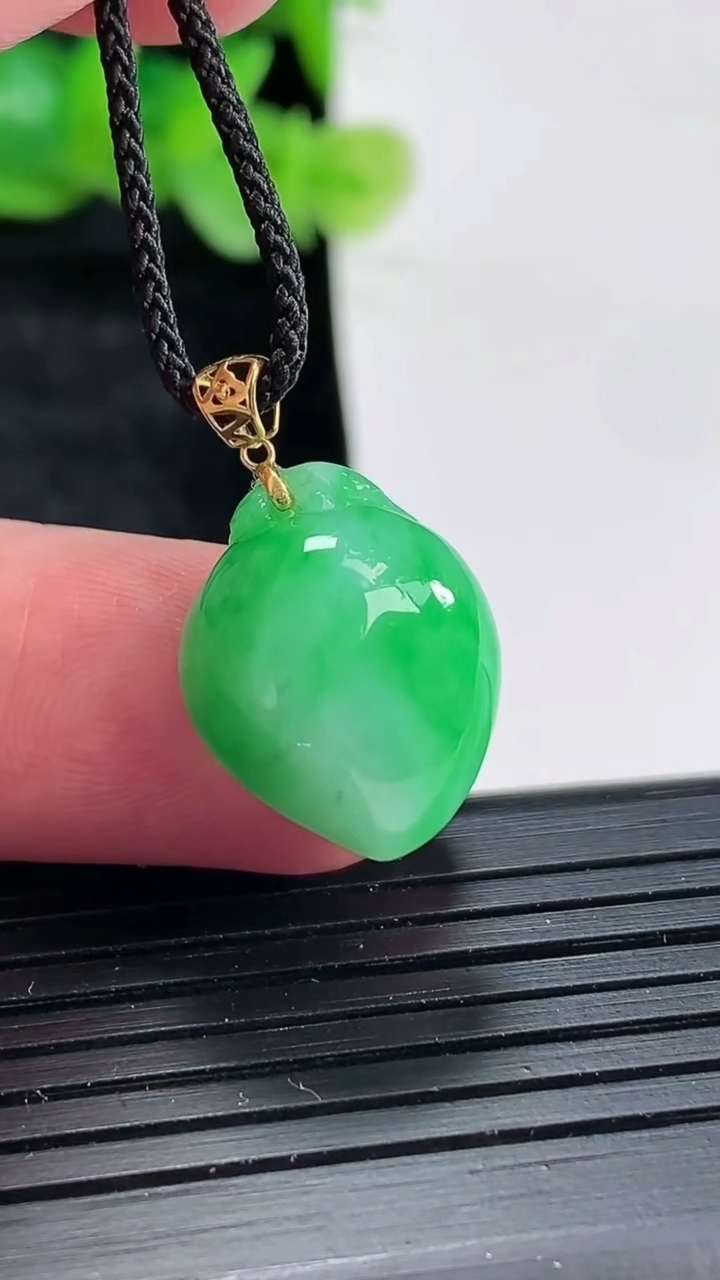 天然A货翡翠福瓜吊坠尺寸17.5-14-9重量:3.32g
4月17日