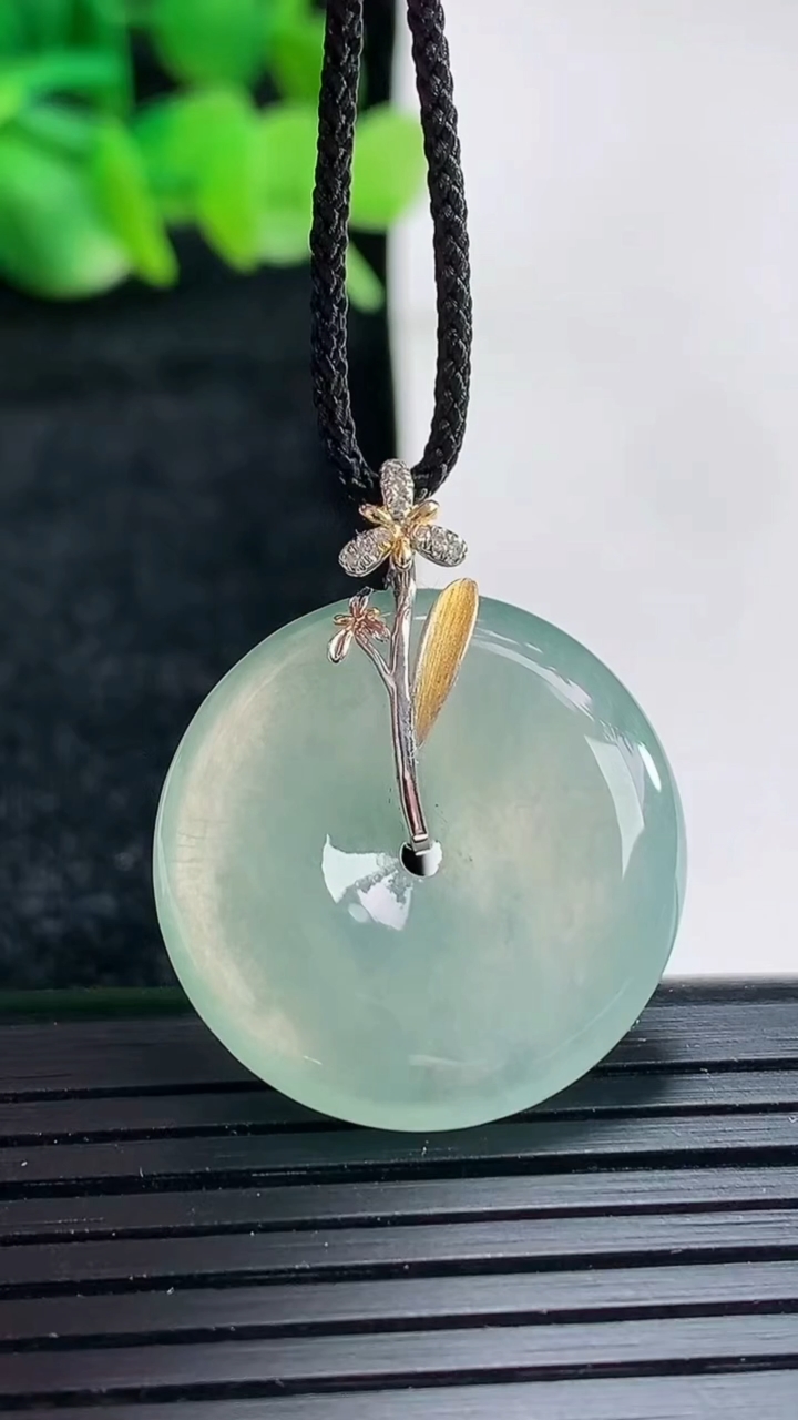 天然A货翡翠平安扣吊坠尺寸23.6-5重量:6.72g
4月17日