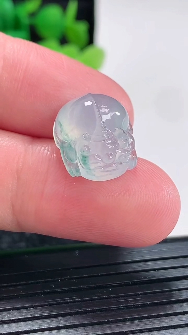 天然A货翡翠冰种飘花貔貅镶嵌件尺寸15-14-8重量:2.78g
4月17日