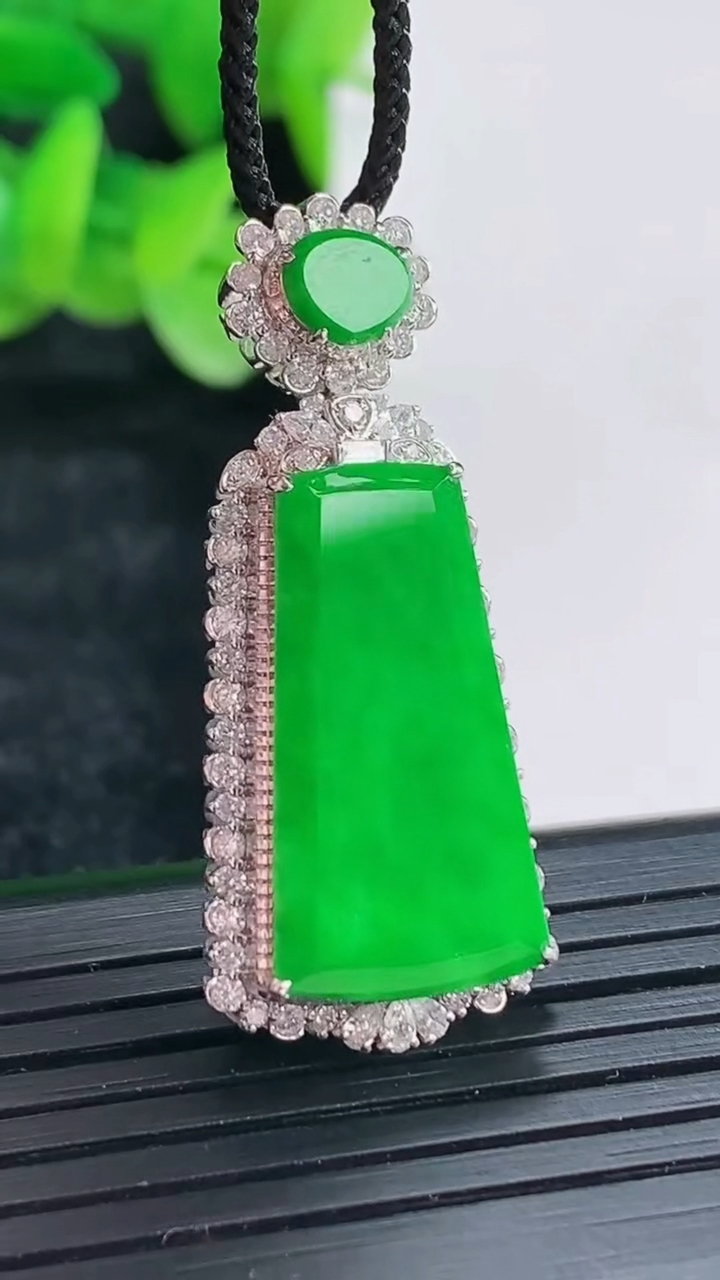 天然A货翡翠无事牌吊坠尺寸37-15.6-9，裸石23-12重量:4.64g
4月17日