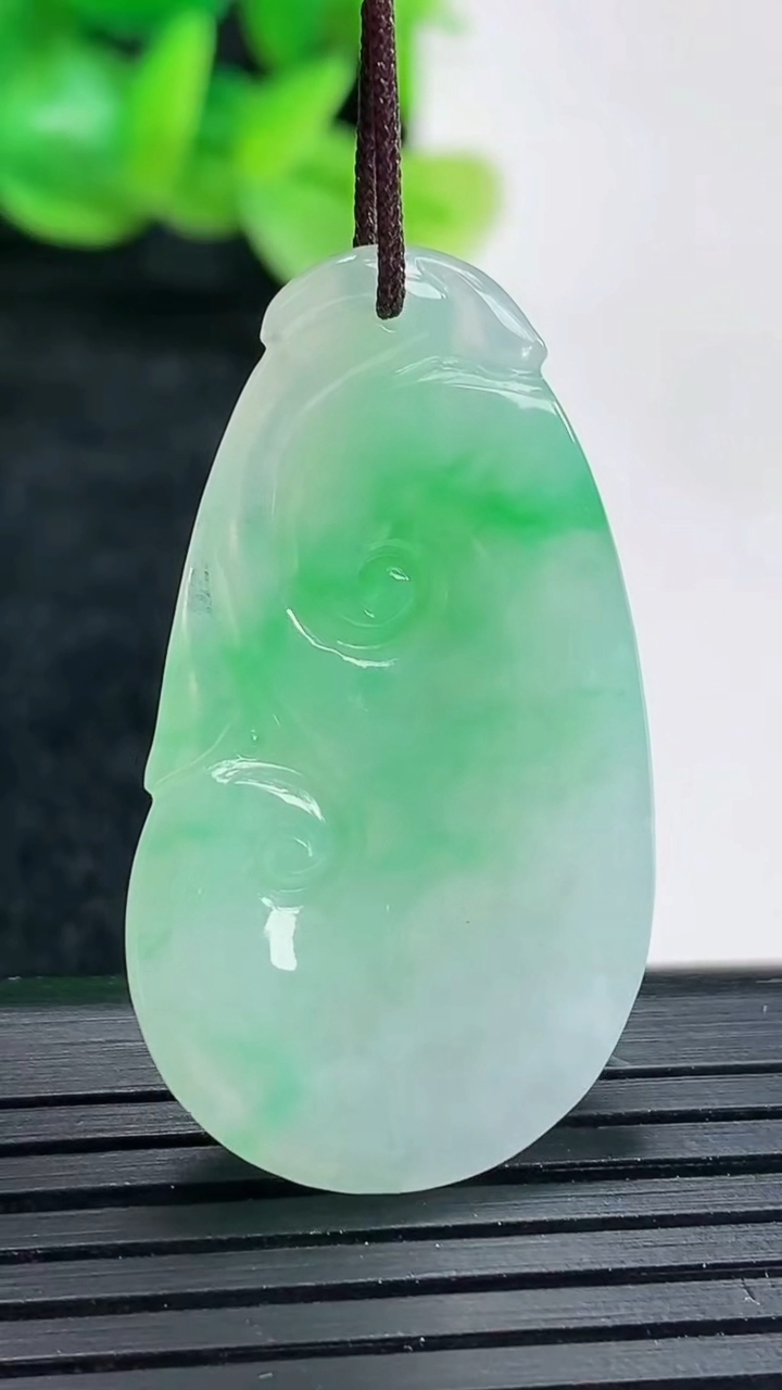 天然A货翡翠如意吊坠尺寸36.6-21-6重量:8.54g
4月17日
